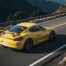 Porsche Cayman GT4 aileron fixe sur route sinueuse