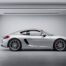 Porsche Cayman S garée dans un garage moderne, vue trois-quarts avant