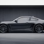 Porsche 911 Carrera T grise garée dans un garage épuré