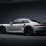 Porsche 911 992 garée dans un garage moderne, comparatif Carrera S et Carrera 4S occasion