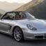 Porsche Boxster Spyder argent sur route de montagne, capote manuelle et becquet double-bossage