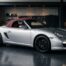 Porsche Boxster série spéciale argent à capote rouge dans un garage éditorial