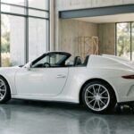 Porsche 997 Speedster blanche, vue latérale dans un garage moderne