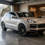 Porsche Cayenne Platinum Edition en finition satin platine dans un garage design, vue trois-quarts avant