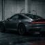 Porsche 997 GT2 grise vue arrière dans un garage, silhouette 911 propulsion