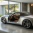 Porsche 991 Speedster grise avec bande rouge, capote textile, garage moderne