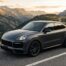 Porsche Cayenne Turbo GT gris anthracite avec aileron arrière sur une route de montagne au coucher du soleil