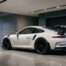 Porsche 911 GT3 RS génération 991 blanche vue arrière trois-quarts dans un garage moderne