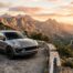 Porsche Macan sur une route de montagne au coucher du soleil
