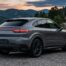 Porsche Macan gris vue arrière sur une route de montagne au crépuscule