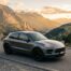 Porsche Macan gris sur une route de montagne au coucher du soleil