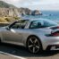 Porsche 911 Targa 992, vue arrière trois-quarts sur une route côtière
