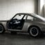 Porsche 911 R grise, mécanique atmosphérique de GT3 RS et boîte manuelle, garée dans un garage épuré