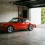 Porsche 911 rouge garée dans un garage, illustration de l'usage quotidien