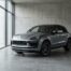 Porsche Macan gris garé dans un garage en béton minimaliste, illustrant le guide sur la décote à 5 ans